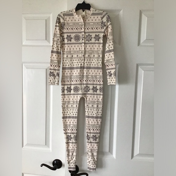 SKIMS Logo Pointelle Henley Onesie - Picture 10 of 16